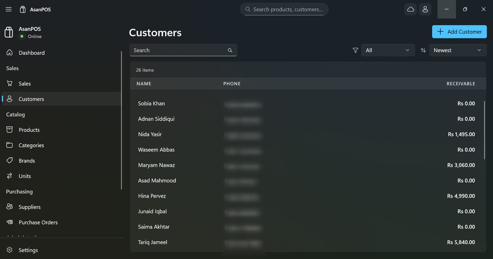 The customer list with names and the balance receivable from each. Phone numbers are blurred.